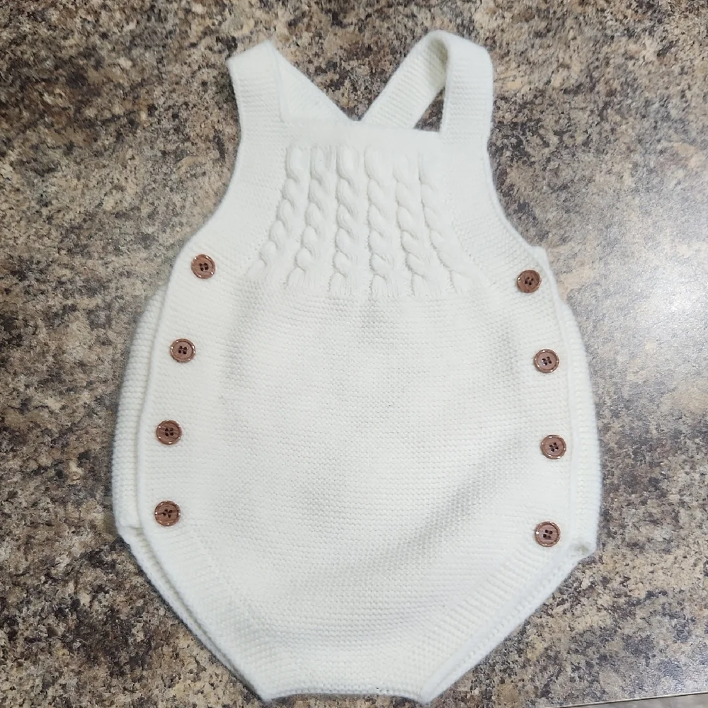 SHEIN White Knitted Diaper Cover and Hat Set